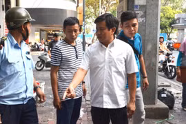 "Xế hộp" hơn 8 tỷ đồng bị lãnh đạo UBND quận 1 cho cẩu về trụ sở