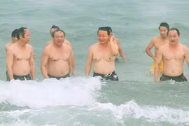 Bộ trưởng Trần Hồng Hà tắm biển Cửa Việt, khẳng định nước biển miền Trung "đạt chuẩn"