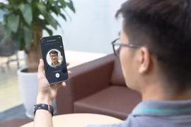 “Chạy nước rút” thu thập sinh trắc học, ngân hàng tặng cả tiền và quà cho khách hàng
