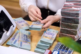 Lãi suất cao, tiền gửi dân cư tiếp tục đổ vào ngân hàng