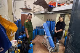 Thu giữ 63 bình khí N2O trong ngôi nhà trọ