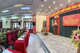 "Đi từng ngõ, gõ từng nhà, rà từng nhân khẩu” về tạm trú