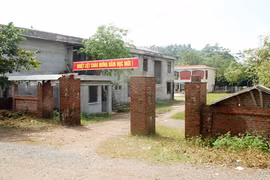 Xây trường rồi bỏ hoang: Ba năm vẫn một chỗ này
