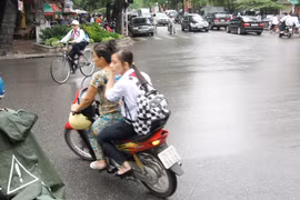 Con không đội mũ bảo hiểm, cha mẹ bị phạt