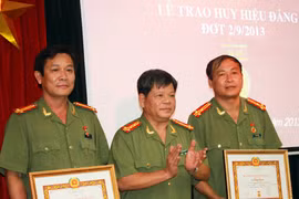 Hai đồng chí nhận huy hiệu 30 năm tuổi Đảng 