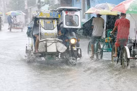 Philippines hứng siêu bão Utor, 2 người chết, 45 người mất tích 