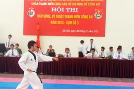 Hấp dẫn Hội thi bắn súng, võ thuật thanh niên CAND 2013