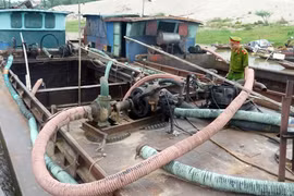 Tạm giữ hàng chục phương tiện của “sa tặc”