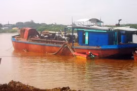Xuyên đêm bắt tàu hút trộm cát