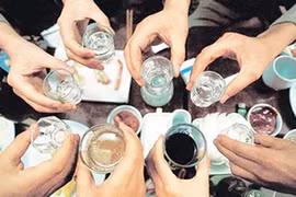Rượu linh tinh... nhập viện