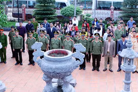 Dâng hương tưởng niệm đồng chí Nguyễn Đức Cảnh