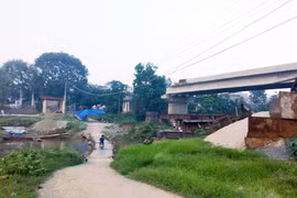 Chuyện lạ: Cầu dài chưa đến 200m xây 5 năm chưa xong