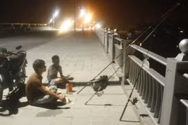 Câu cá trên cầu Dã Viên 