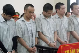 Nợ đòi chưa xong, kéo nhau vào trại