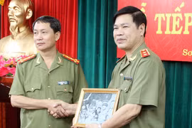 Tiếp nhận kỷ vật Công an nhân dân