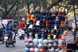Mũ bảo hiểm vẫn tù mù 