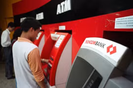 Ngân hàng khuyến cáo doanh nghiệp trả lương, thưởng giãn cách để tránh nghẽn ATM