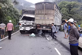 Tai nạn trên đèo Bảo Lộc, 1 xe rơi xuống vực, 1 xe va vách núi