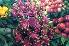 Người dân Hà Nội phải ăn thanh long ruột đỏ đắt gấp 30 lần