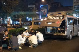 Triệu tập 3 đối tượng đánh, ngăn cản lái xe cứu thương chở thi thể cháu bé