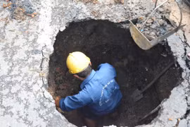 "Hố tử thần" sâu 2m xuất hiện trên đường phố TP.HCM