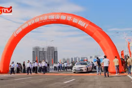 Những hình ảnh đẹp thông xe cầu Vĩnh Tuy 2