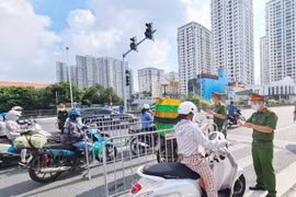 Hình ảnh ngày đầu triển khai chốt kiểm soát phòng chống dịch ở cửa ngõ phía Tây Hà Nội