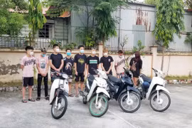 Nhóm thanh thiếu niên lạng lách xe máy hóng gió, bố mẹ mất tiền nộp phạt