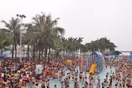 Dễ rước họa do tắm bể bơi đông người