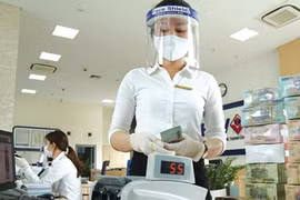 Tín hiệu đáng lo của dòng tiền: Dân cư rút tiền khỏi ngân hàng, doanh nghiệp lại gửi nhiều hơn