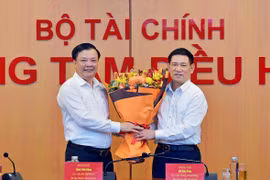 Đồng chí Đinh Tiến Dũng bàn giao nhiệm vụ Bộ trưởng Tài chính cho đồng chí Hồ Đức Phớc
