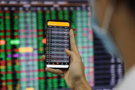 Chứng khoán hôm nay: VNIndex tăng hơn 8 điểm, dòng tiền hướng vào cổ phiếu nhỏ và vừa