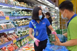 Nhiều chợ, siêu thị mở cửa, giá rau quả giảm