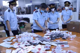 Từ 15 kiện hàng thực phẩm nghi vấn, phát hiện hơn 60.000 viên thuốc điều trị Covid-19