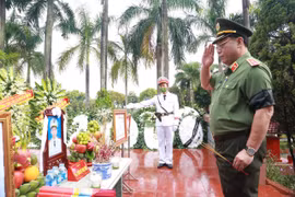Nghẹn ngào tiễn biệt liệt sỹ Nguyễn Đình Phúc về Nghĩa trang liệt sỹ thành phố Hà Nội
