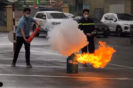 Công an quận Tây Hồ kiểm tra 938 lượt cơ sở, yêu cầu ký cam kết an toàn phòng cháy tại khu dân cư
