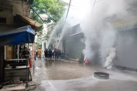 Hình ảnh Cảnh sát phòng cháy "cầm tay chỉ việc" người dân tại điểm chữa cháy công cộng 