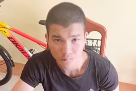 Bị cướp giật chiếc điện thoại di động ngay trước cửa nhà