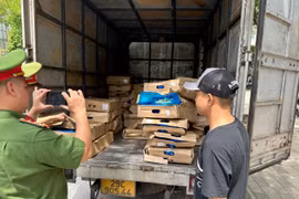 Ngăn chặn trên 1 tấn cánh gà đông lạnh bốc mùi đưa ra thị trường