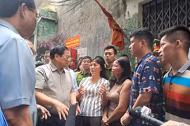 Thủ tướng Chính phủ kiểm tra hiện trường vụ cháy đặc biệt nghiêm trọng tại Hà Nội