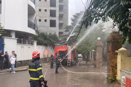 Tình huống cứu nạn khẩn nguy ô tô gây tai nạn chảy xăng trong khi lửa đang cháy