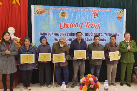 Công an huyện Đông Anh trao tặng 50 suất quà cho các gia đình chính sách, hoàn cảnh khó khăn