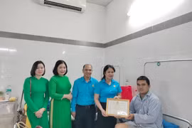 Động viên lái xe taxi cứu sống hai cháu nhỏ rơi xuống hồ nước