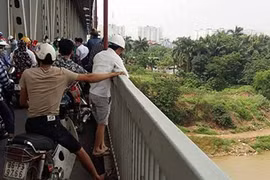 Nghiện game, bé trai bị trầm cảm định nhảy cầu Thăng Long