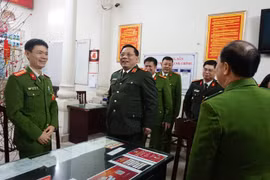 Trước thời khắc Giao thừa, Giám đốc Công an Hà Nội kiểm tra công tác ứng trực, động viên cán bộ chiến sỹ tại các địa bàn xa Thủ đô