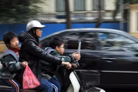 Cha mẹ thản nhiên phạm luật trước mặt con 