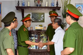 CAH Quốc Oai thăm, tặng quà thương bệnh binh, thân nhân liệt sỹ