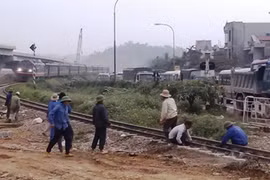 Tàu hỏa trật bánh, giao thông tê liệt nhiều giờ