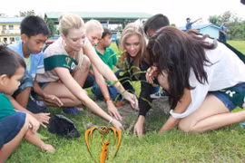 Thí sinh Miss Earth 2012 cùng trồng cây với các em nhỏ