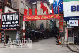 Pa-nô, băng rôn không còn khả dụng, rách nát làm xấu bộ mặt Thủ đô